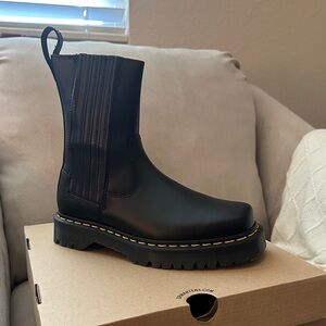 NWT Dr. Martens Amaayah Lo – Black | Size 9